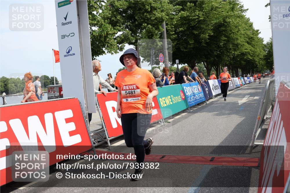 15.06.2025 - REWE Women's Run Strokosch-Dieckow http://msf.ph/oto/7939382 15.06.2025 11:15:03 Ziel 5322, 5481 meine-sportfotos.de