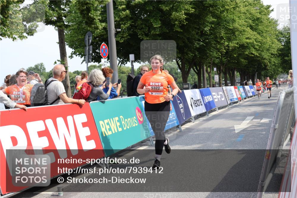 15.06.2025 - REWE Women's Run Strokosch-Dieckow http://msf.ph/oto/7939412 15.06.2025 11:15:06 Ziel 5322, 5481 meine-sportfotos.de