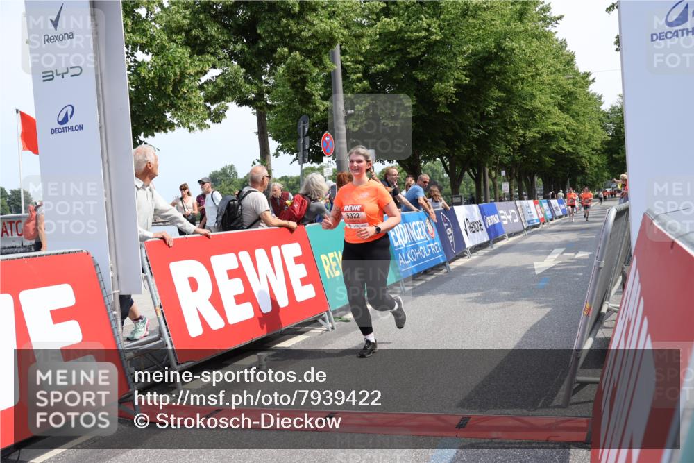 15.06.2025 - REWE Women's Run Strokosch-Dieckow http://msf.ph/oto/7939422 15.06.2025 11:15:06 Ziel 5322, 5481 meine-sportfotos.de