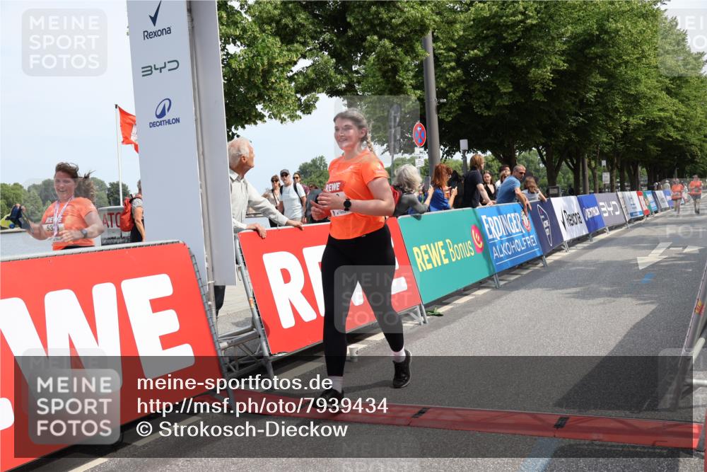 15.06.2025 - REWE Women's Run Strokosch-Dieckow http://msf.ph/oto/7939434 15.06.2025 11:15:07 Ziel 5322, 5481 meine-sportfotos.de