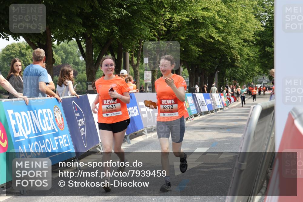 15.06.2025 - REWE Women's Run Strokosch-Dieckow http://msf.ph/oto/7939459 15.06.2025 11:15:14 Ziel 5312, 5331 meine-sportfotos.de