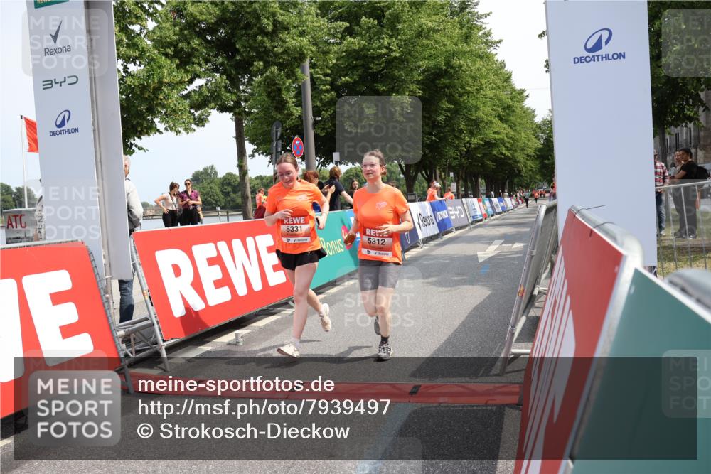 15.06.2025 - REWE Women's Run Strokosch-Dieckow http://msf.ph/oto/7939497 15.06.2025 11:15:16 Ziel 5312, 5331 meine-sportfotos.de