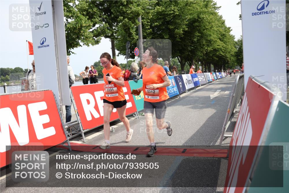 15.06.2025 - REWE Women's Run Strokosch-Dieckow http://msf.ph/oto/7939505 15.06.2025 11:15:17 Ziel 5312, 5331 meine-sportfotos.de