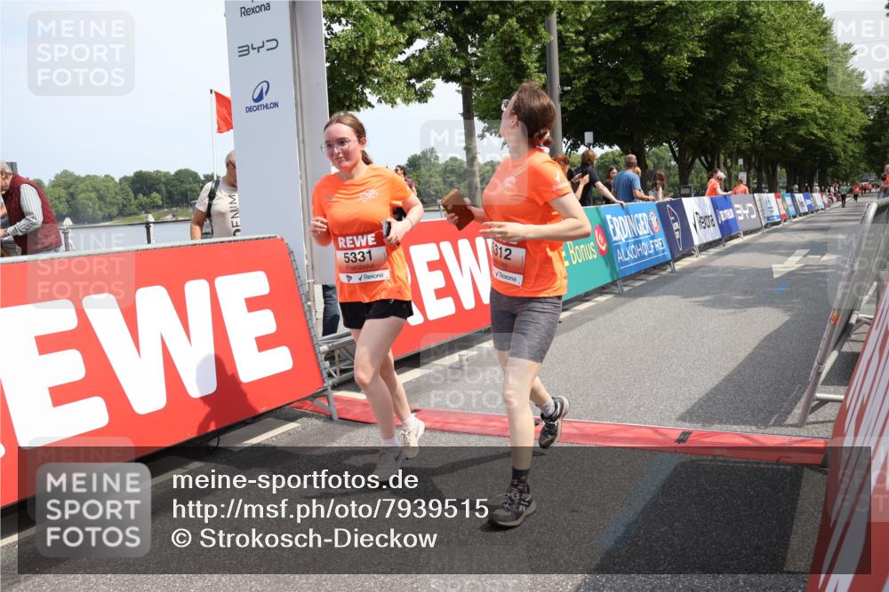 15.06.2025 - REWE Women's Run Strokosch-Dieckow http://msf.ph/oto/7939515 15.06.2025 11:15:17 Ziel 5312, 5331 meine-sportfotos.de