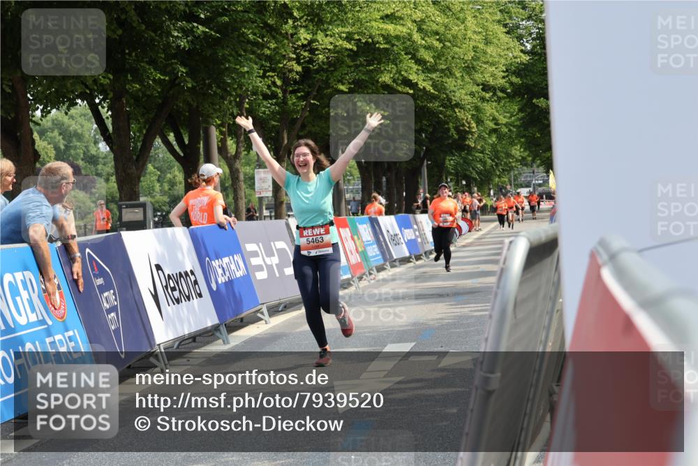 15.06.2025 - REWE Women's Run Strokosch-Dieckow http://msf.ph/oto/7939520 15.06.2025 11:15:33 Ziel 5463 meine-sportfotos.de