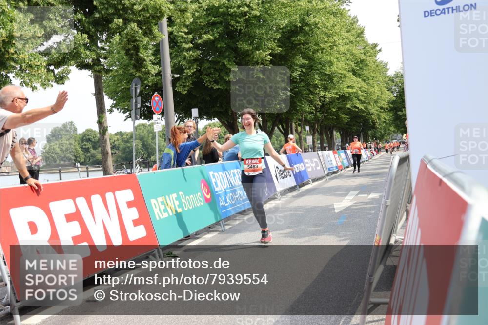 15.06.2025 - REWE Women's Run Strokosch-Dieckow http://msf.ph/oto/7939554 15.06.2025 11:15:35 Ziel 5463 meine-sportfotos.de