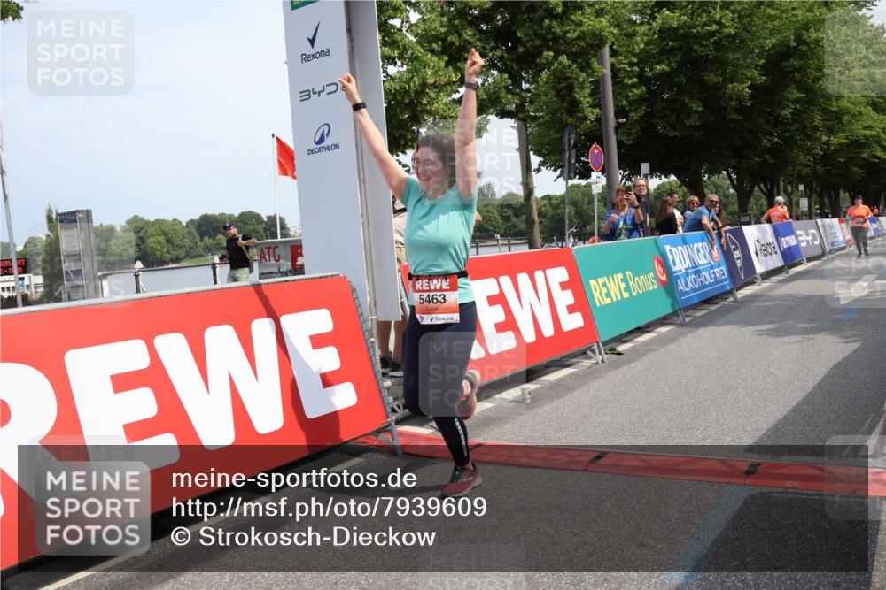 15.06.2025 - REWE Women's Run Strokosch-Dieckow http://msf.ph/oto/7939609 15.06.2025 11:15:37 Ziel 5463, 5664 meine-sportfotos.de