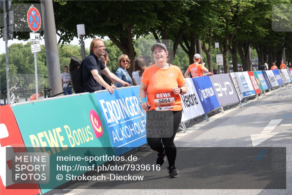 15.06.2025 - REWE Women's Run Strokosch-Dieckow http://msf.ph/oto/7939616 15.06.2025 11:15:41 Ziel 5463, 5664 meine-sportfotos.de