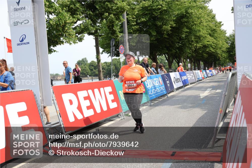 15.06.2025 - REWE Women's Run Strokosch-Dieckow http://msf.ph/oto/7939642 15.06.2025 11:15:42 Ziel 5463, 5664 meine-sportfotos.de