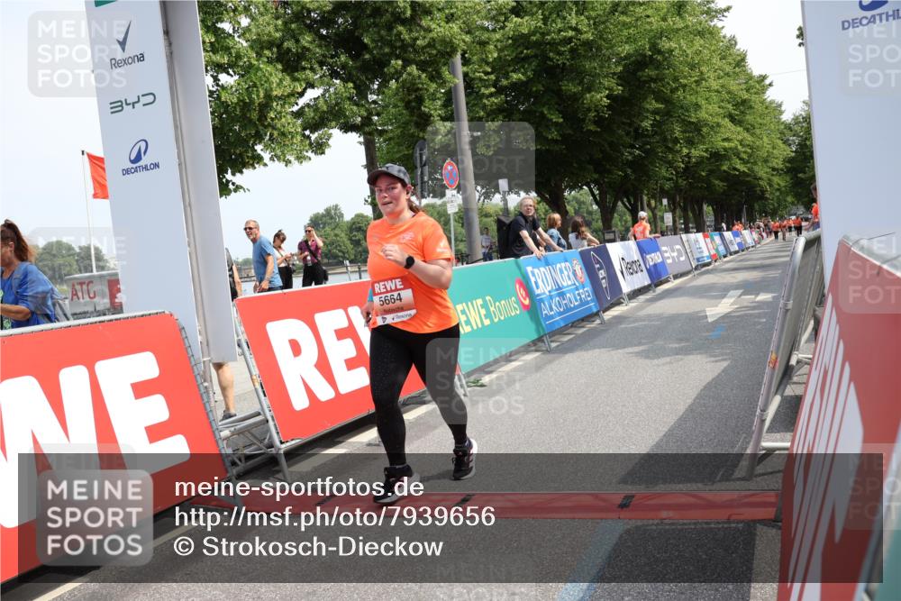 15.06.2025 - REWE Women's Run Strokosch-Dieckow http://msf.ph/oto/7939656 15.06.2025 11:15:43 Ziel 5463, 5664 meine-sportfotos.de