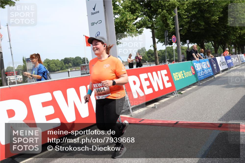 15.06.2025 - REWE Women's Run Strokosch-Dieckow http://msf.ph/oto/7939668 15.06.2025 11:15:43 Ziel 5463, 5664 meine-sportfotos.de