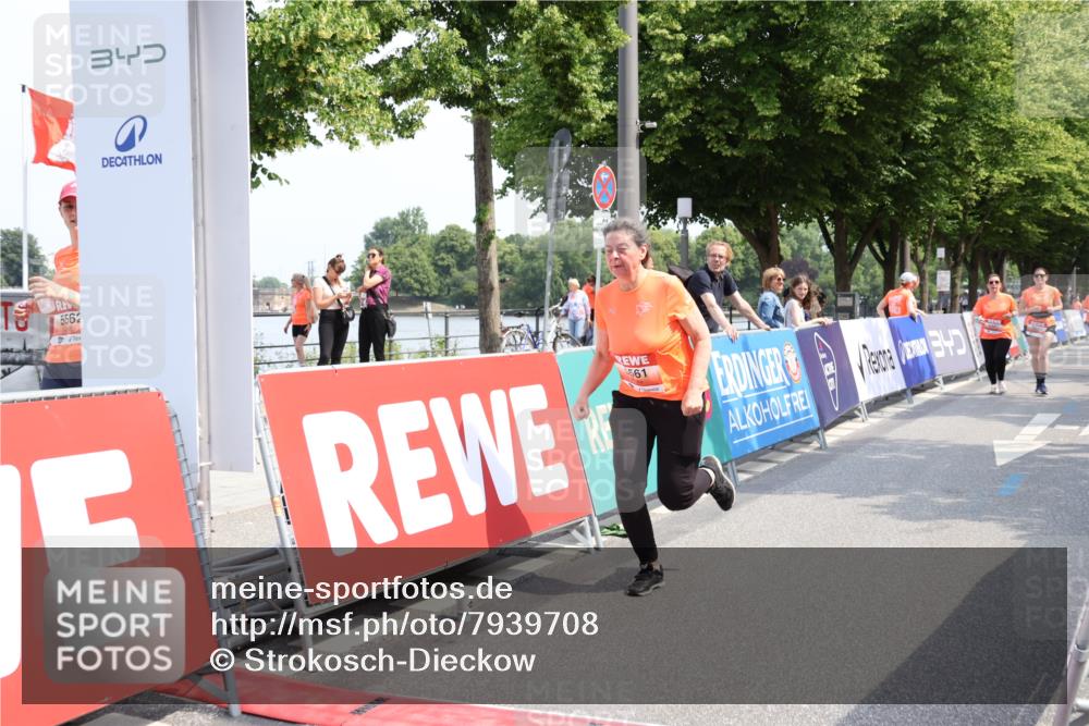 15.06.2025 - REWE Women's Run Strokosch-Dieckow http://msf.ph/oto/7939708 15.06.2025 11:16:04 Ziel 5487, 5561, 5610 meine-sportfotos.de