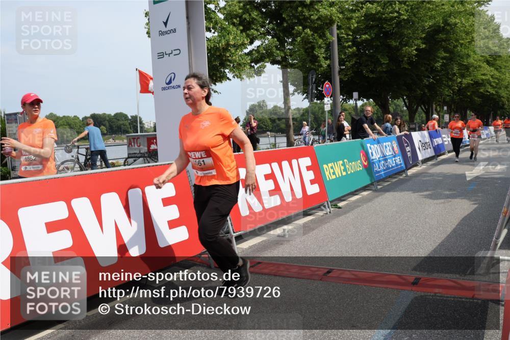 15.06.2025 - REWE Women's Run Strokosch-Dieckow http://msf.ph/oto/7939726 15.06.2025 11:16:05 Ziel 5487, 5561, 5610 meine-sportfotos.de