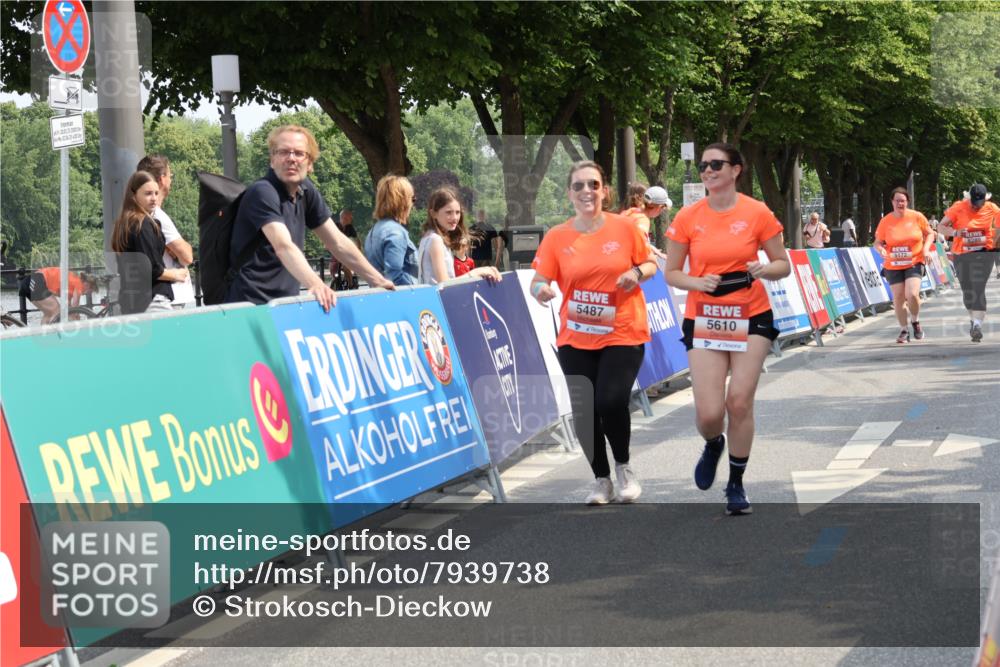 15.06.2025 - REWE Women's Run Strokosch-Dieckow http://msf.ph/oto/7939738 15.06.2025 11:16:07 Ziel 5487, 5561, 5610 meine-sportfotos.de