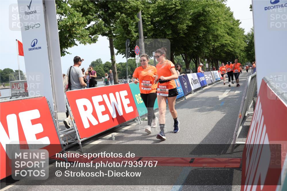 15.06.2025 - REWE Women's Run Strokosch-Dieckow http://msf.ph/oto/7939767 15.06.2025 11:16:10 Ziel 5118, 5172, 5289, 5487, 5561, 5610 meine-sportfotos.de