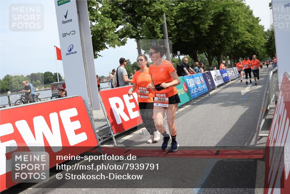 15.06.2025 - REWE Women's Run Strokosch-Dieckow http://msf.ph/oto/7939791 15.06.2025 11:16:10 Ziel 5118, 5172, 5289, 5487, 5561, 5610 meine-sportfotos.de