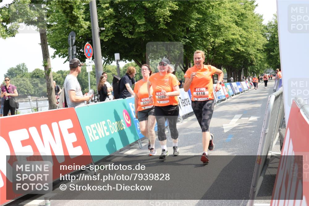 15.06.2025 - REWE Women's Run Strokosch-Dieckow http://msf.ph/oto/7939828 15.06.2025 11:16:13 Ziel 5118, 5172, 5289, 5487, 5610 meine-sportfotos.de
