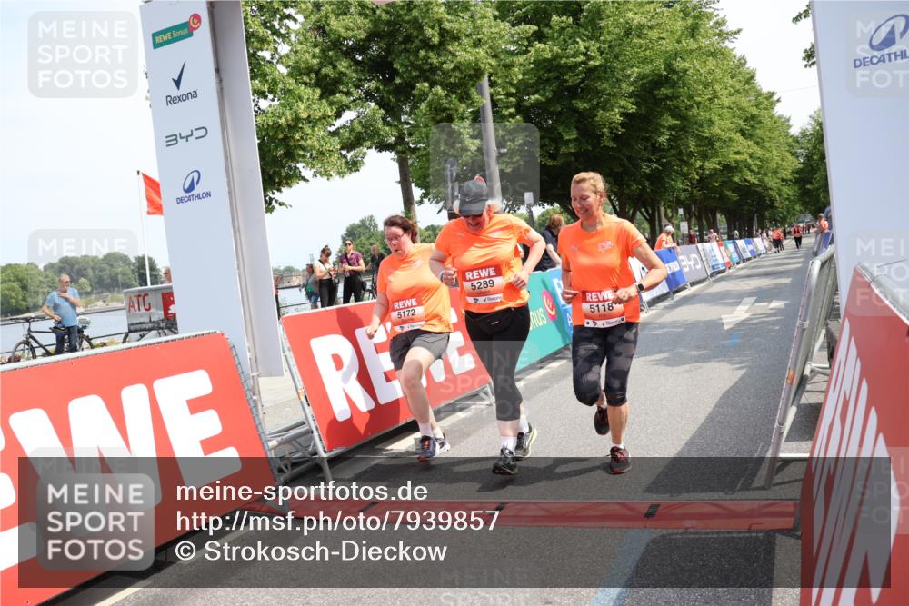 15.06.2025 - REWE Women's Run Strokosch-Dieckow http://msf.ph/oto/7939857 15.06.2025 11:16:14 Ziel 5118, 5172, 5289, 5487, 5610 meine-sportfotos.de
