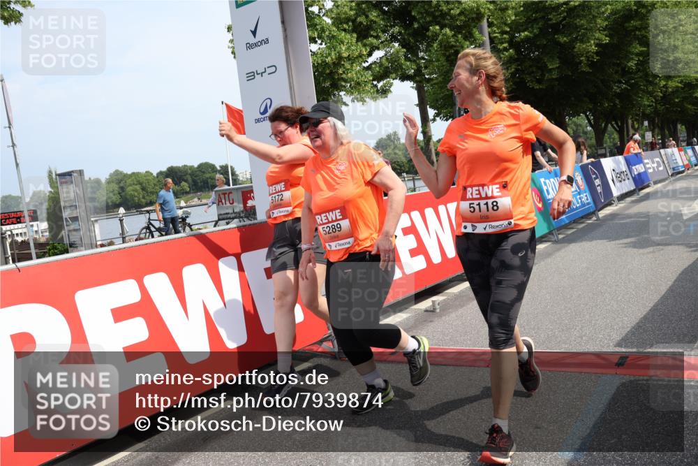 15.06.2025 - REWE Women's Run Strokosch-Dieckow http://msf.ph/oto/7939874 15.06.2025 11:16:15 Ziel 5118, 5172, 5289, 5487, 5610 meine-sportfotos.de