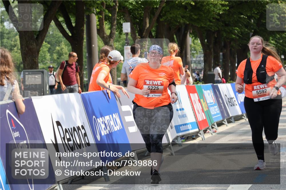 15.06.2025 - REWE Women's Run Strokosch-Dieckow http://msf.ph/oto/7939886 15.06.2025 11:16:25 Ziel 5225, 5592 meine-sportfotos.de