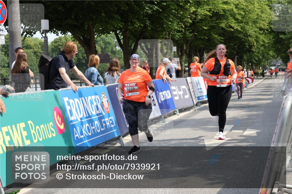 15.06.2025 - REWE Women's Run Strokosch-Dieckow http://msf.ph/oto/7939921 15.06.2025 11:16:27 Ziel 5225, 5592 meine-sportfotos.de