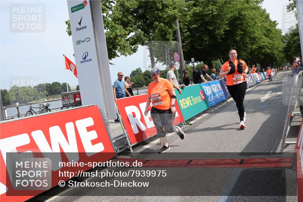 15.06.2025 - REWE Women's Run Strokosch-Dieckow http://msf.ph/oto/7939975 15.06.2025 11:16:29 Ziel 5225, 5592 meine-sportfotos.de
