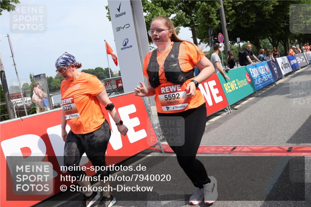 15.06.2025 - REWE Women's Run Strokosch-Dieckow http://msf.ph/oto/7940020 15.06.2025 11:16:31 Ziel 5225, 5592 meine-sportfotos.de