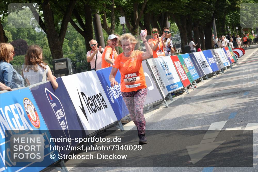 15.06.2025 - REWE Women's Run Strokosch-Dieckow http://msf.ph/oto/7940029 15.06.2025 11:16:36 Ziel 5225, 5533, 5592 meine-sportfotos.de