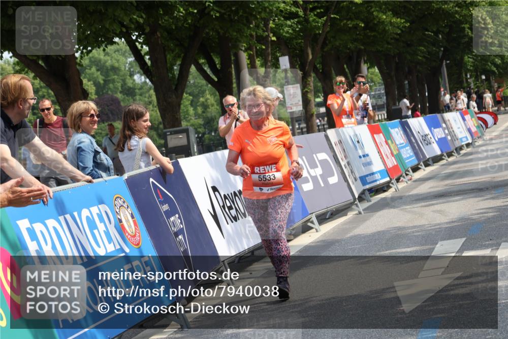 15.06.2025 - REWE Women's Run Strokosch-Dieckow http://msf.ph/oto/7940038 15.06.2025 11:16:36 Ziel 5225, 5533, 5592 meine-sportfotos.de