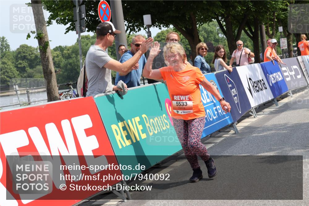 15.06.2025 - REWE Women's Run Strokosch-Dieckow http://msf.ph/oto/7940092 15.06.2025 11:16:39 Ziel 5533 meine-sportfotos.de