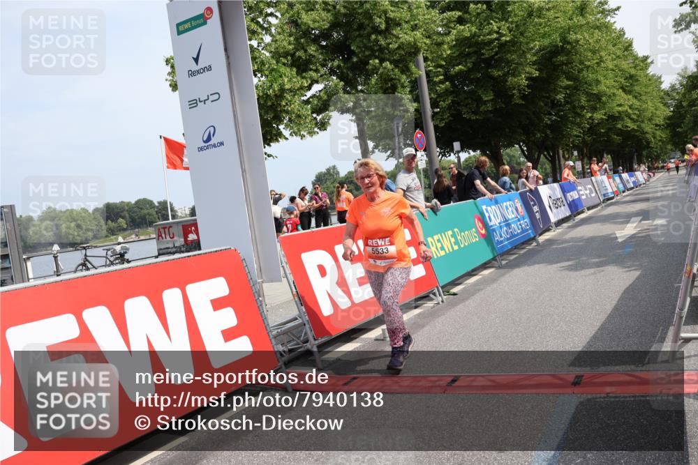 15.06.2025 - REWE Women's Run Strokosch-Dieckow http://msf.ph/oto/7940138 15.06.2025 11:16:41 Ziel 5533 meine-sportfotos.de