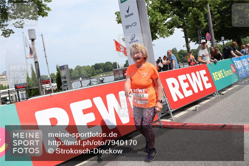 15.06.2025 - REWE Women's Run Strokosch-Dieckow http://msf.ph/oto/7940170 15.06.2025 11:16:42 Ziel 5533 meine-sportfotos.de