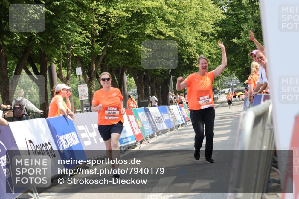 15.06.2025 - REWE Women's Run Strokosch-Dieckow http://msf.ph/oto/7940179 15.06.2025 11:17:08 Ziel 5240, 5508 meine-sportfotos.de