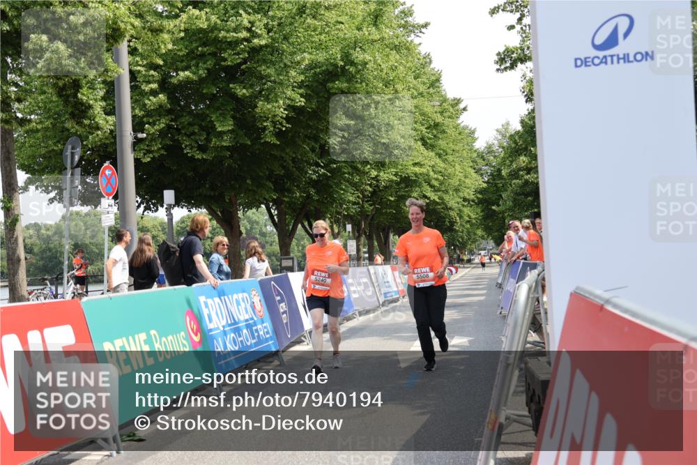 15.06.2025 - REWE Women's Run Strokosch-Dieckow http://msf.ph/oto/7940194 15.06.2025 11:17:10 Ziel 5240, 5508 meine-sportfotos.de
