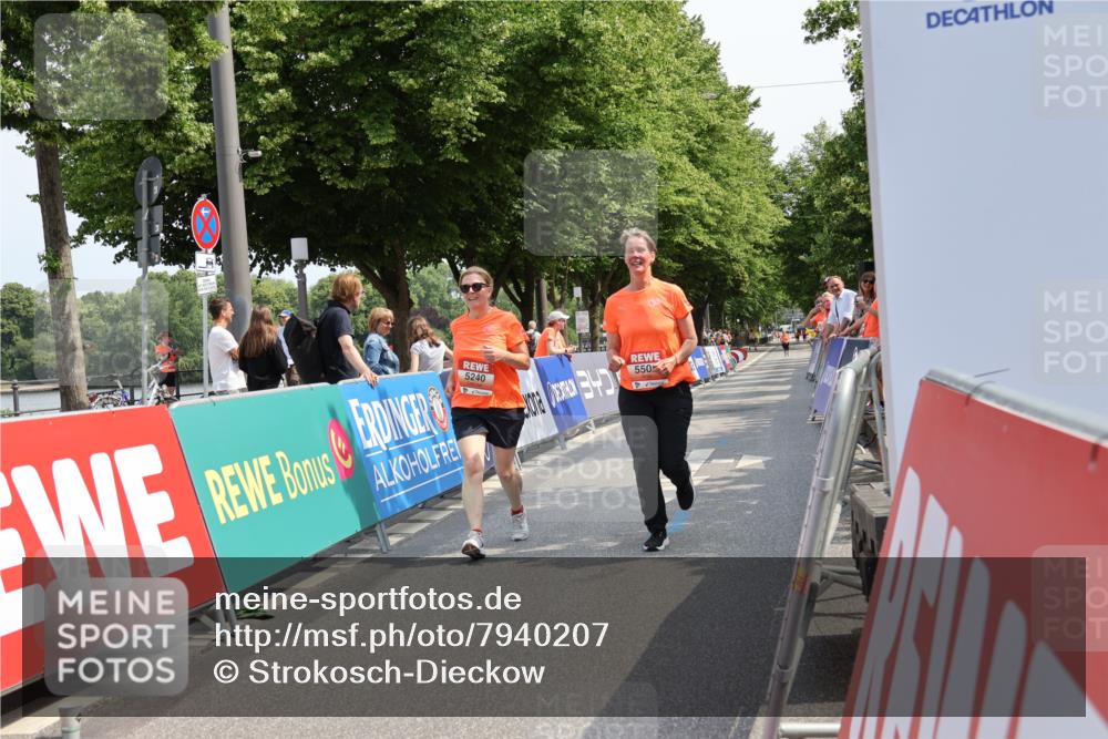 15.06.2025 - REWE Women's Run Strokosch-Dieckow http://msf.ph/oto/7940207 15.06.2025 11:17:11 Ziel 5240, 5508 meine-sportfotos.de