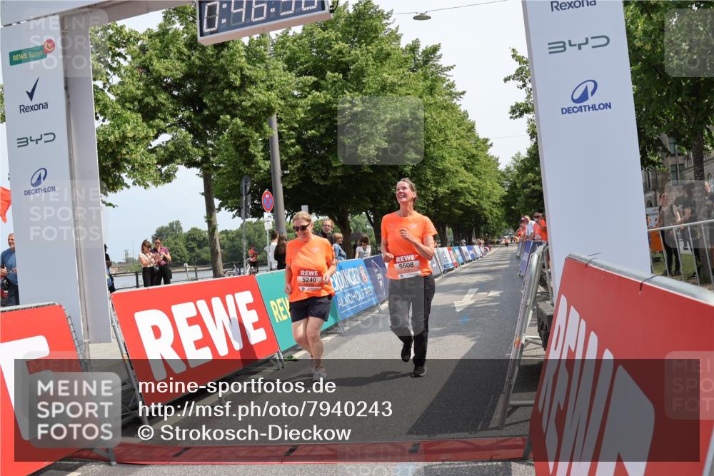 15.06.2025 - REWE Women's Run Strokosch-Dieckow http://msf.ph/oto/7940243 15.06.2025 11:17:13 Ziel 5240, 5508 meine-sportfotos.de
