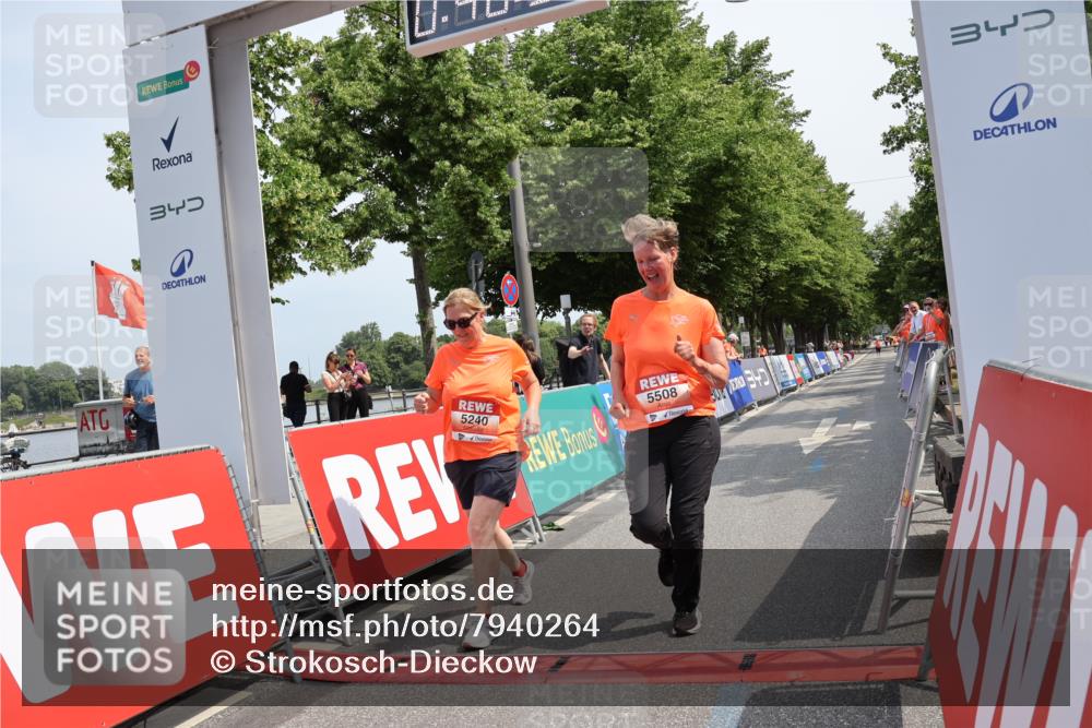 15.06.2025 - REWE Women's Run Strokosch-Dieckow http://msf.ph/oto/7940264 15.06.2025 11:17:13 Ziel 5240, 5508 meine-sportfotos.de