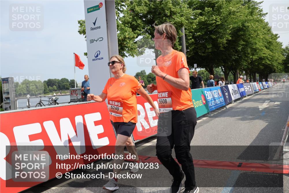 15.06.2025 - REWE Women's Run Strokosch-Dieckow http://msf.ph/oto/7940283 15.06.2025 11:17:14 Ziel 5240, 5508 meine-sportfotos.de