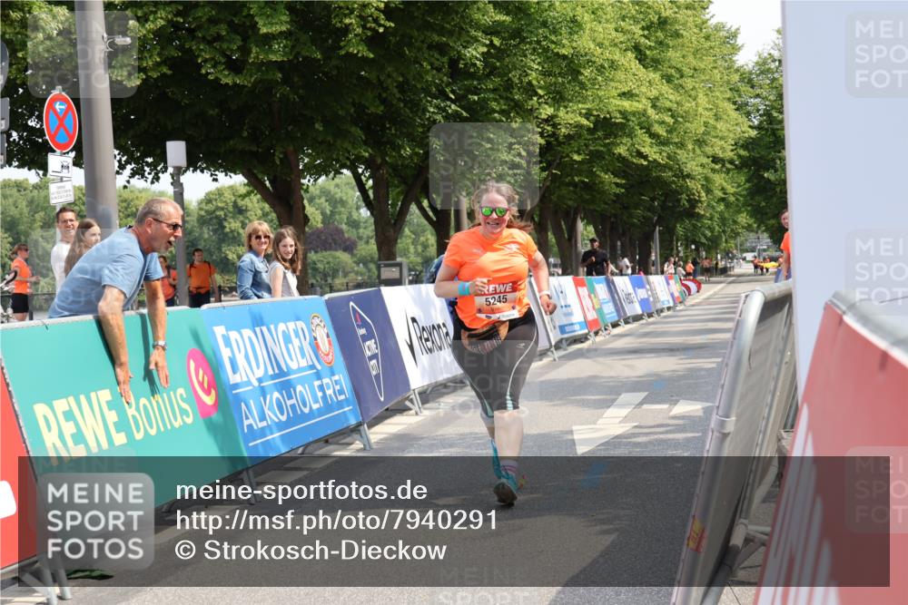 15.06.2025 - REWE Women's Run Strokosch-Dieckow http://msf.ph/oto/7940291 15.06.2025 11:17:44 Ziel 5245 meine-sportfotos.de
