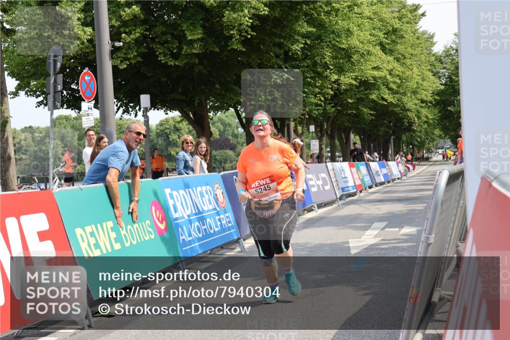 15.06.2025 - REWE Women's Run Strokosch-Dieckow http://msf.ph/oto/7940304 15.06.2025 11:17:44 Ziel 5245 meine-sportfotos.de