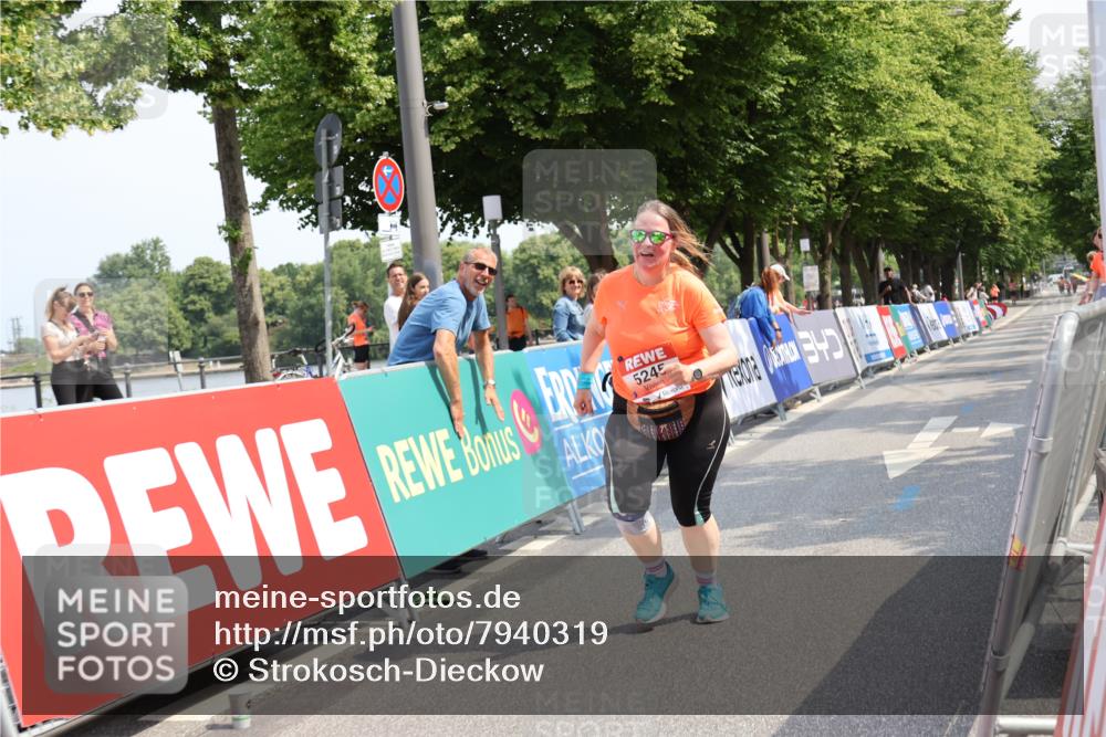 15.06.2025 - REWE Women's Run Strokosch-Dieckow http://msf.ph/oto/7940319 15.06.2025 11:17:44 Ziel 5245 meine-sportfotos.de