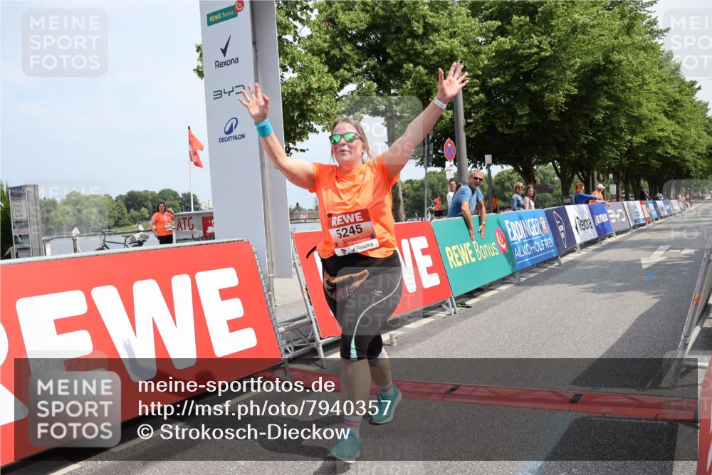15.06.2025 - REWE Women's Run Strokosch-Dieckow http://msf.ph/oto/7940357 15.06.2025 11:17:46 Ziel 5245 meine-sportfotos.de