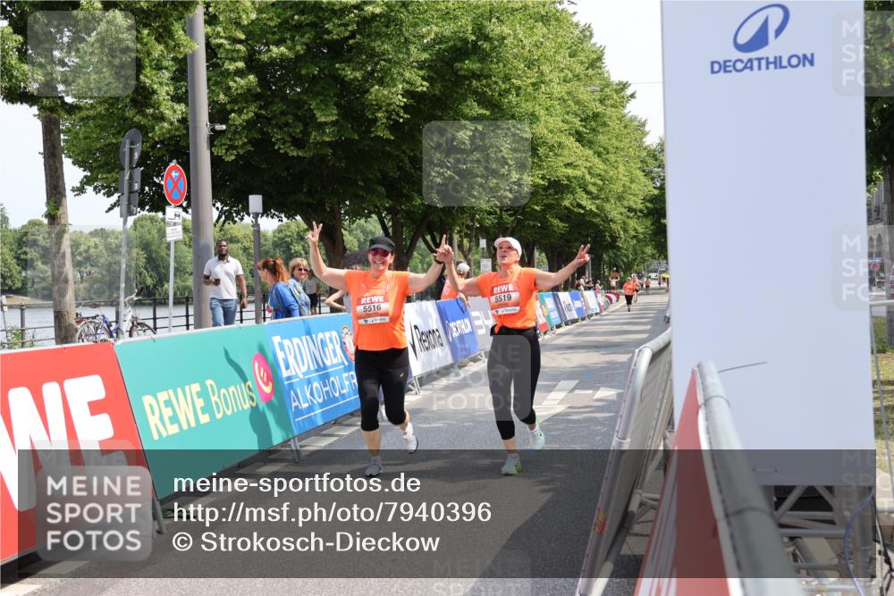 15.06.2025 - REWE Women's Run Strokosch-Dieckow http://msf.ph/oto/7940396 15.06.2025 11:18:55 Ziel 5516, 5519 meine-sportfotos.de