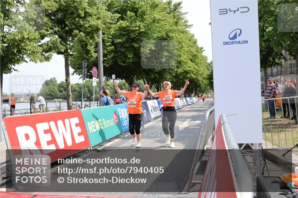 15.06.2025 - REWE Women's Run Strokosch-Dieckow http://msf.ph/oto/7940405 15.06.2025 11:18:56 Ziel 5516, 5519 meine-sportfotos.de