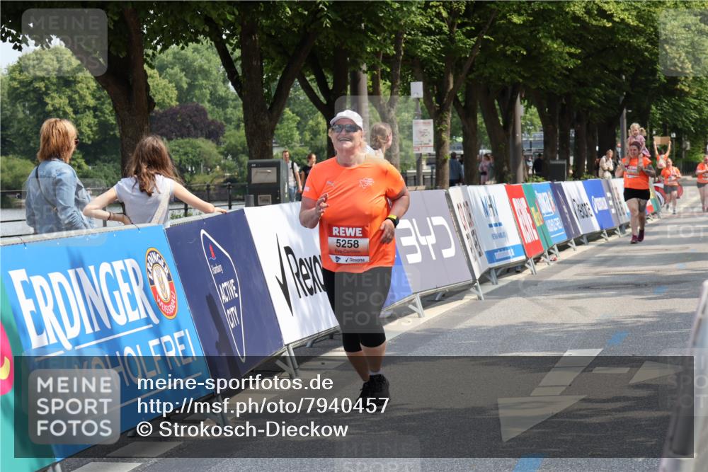 15.06.2025 - REWE Women's Run Strokosch-Dieckow http://msf.ph/oto/7940457 15.06.2025 11:19:16 Ziel 5258 meine-sportfotos.de