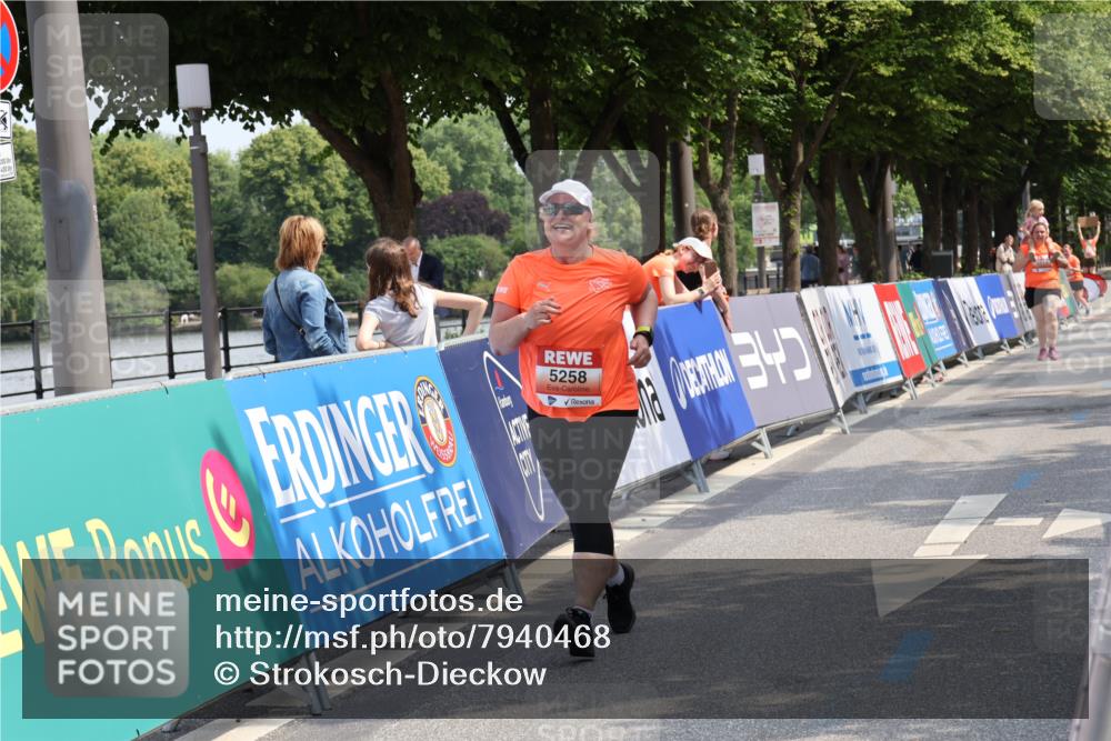 15.06.2025 - REWE Women's Run Strokosch-Dieckow http://msf.ph/oto/7940468 15.06.2025 11:19:17 Ziel 5258 meine-sportfotos.de