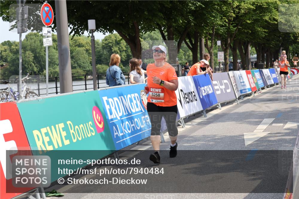 15.06.2025 - REWE Women's Run Strokosch-Dieckow http://msf.ph/oto/7940484 15.06.2025 11:19:18 Ziel 5258 meine-sportfotos.de