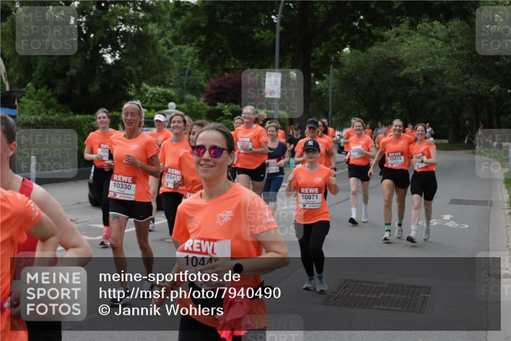 15.06.2025 - REWE Women's Run Jannik Wohlers http://msf.ph/oto/7940490 15.06.2025 08:27:54 Laufen 100, 10330, 1045, 10992, 483, 104, 100, 10413, 10871, 4 meine-sportfotos.de