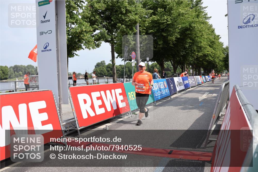 15.06.2025 - REWE Women's Run Strokosch-Dieckow http://msf.ph/oto/7940525 15.06.2025 11:19:19 Ziel 5258 meine-sportfotos.de