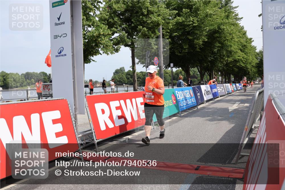 15.06.2025 - REWE Women's Run Strokosch-Dieckow http://msf.ph/oto/7940536 15.06.2025 11:19:19 Ziel 5258 meine-sportfotos.de